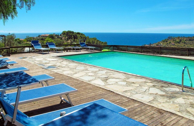 Cosy apartment in villa for 4 people with A/C, pool, patio, pets allowed and panoramic view