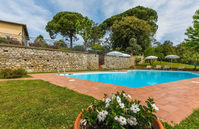 Cosy apartment in villa for 8 people with WIFI, private pool, terrace, pets allowed and parking