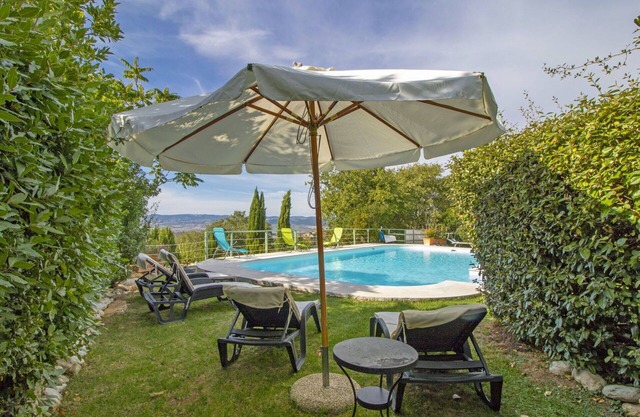 Cosy apartment in villa with WIFI, private pool, hot tub, TV, patio, panoramic view, parking