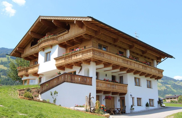 Cosy apartment in villa with WIFI, TV, terrace, pets allowed, panoramic view and parking