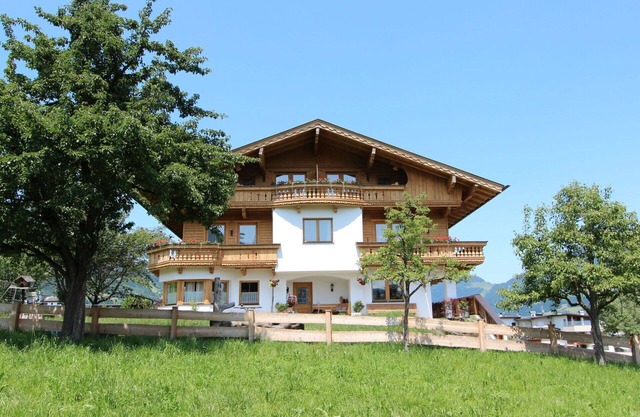 Cosy apartment in villa with WIFI, TV, terrace, pets allowed, panoramic view and parking