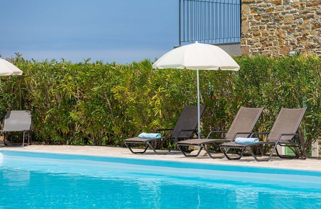 Cosy apartment in villa with A/C, WIFI, pool, TV, terrace, panoramic view and parking