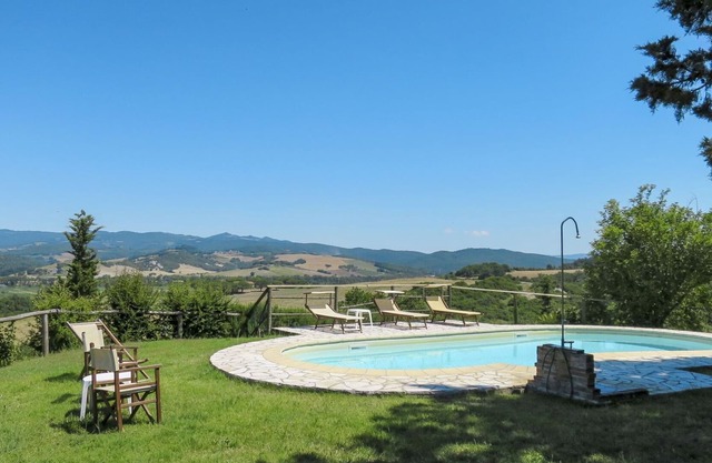 Cosy apartment for 3 people with WIFI, pool, patio, pets allowed and parking