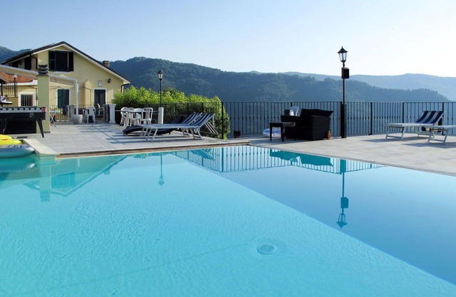 Cosy apartment for 4 people with WIFI, hot tub, pool, A/C, TV and patio