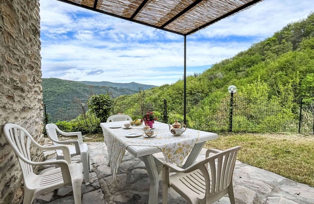 Cosy apartment for 4 guests with pool, WIFI, patio, pets allowed, panoramic view and parking