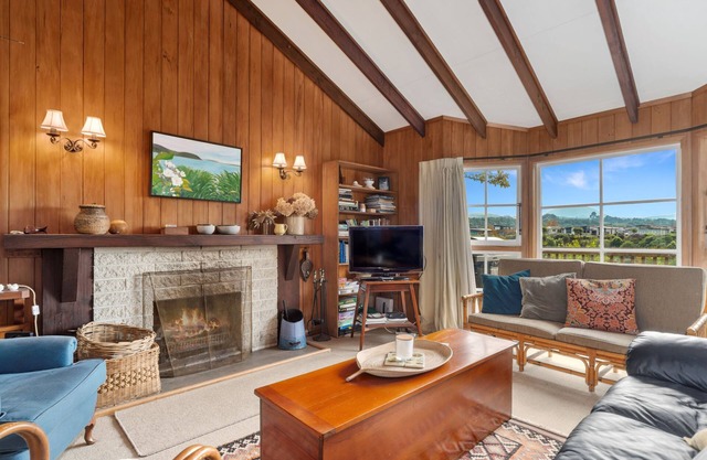 Cosy cottage with sleep out overlooking the reserve in central Kinloch