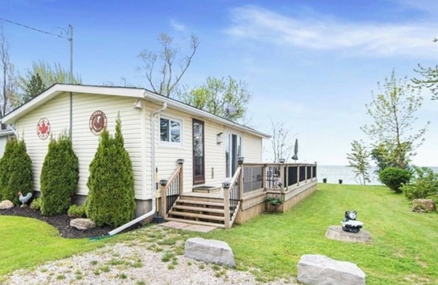 Cosy Fall getaway 1 hour to Hamilton 3 bedroom Lake Erie Lakefront Cottage