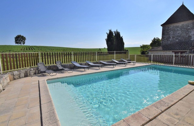 Cosy apartment in villa for 4 guests with pool, TV and terrace