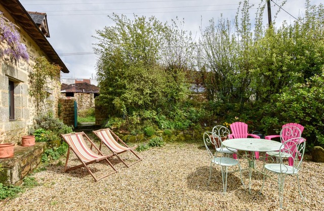 Cosy holiday home with terrace and garden near Quimperlé.