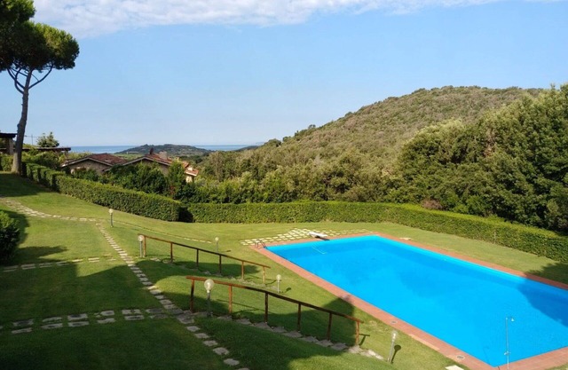 Cosy apartment for 6 people with pool, WIFI, TV, terrace and pets allowed