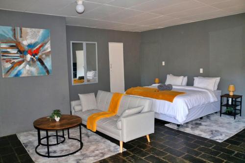 Cosy Mountain FarmStay w private Boma