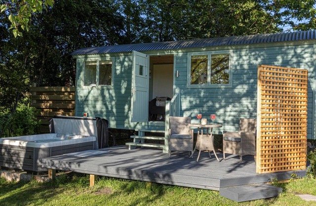 Cosy Shepherds Hut in the Scottish Highlands With hot tub