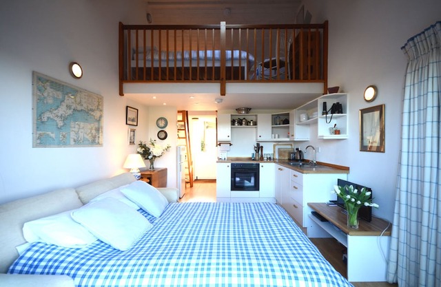 Cosy studio flat with lovely waterside views, near beach in Bantham, South Devon
