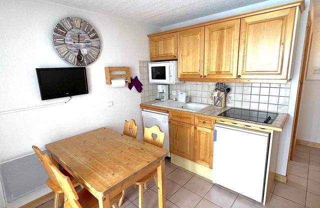 Cosy with Balcony & Close to the Slopes! #A108