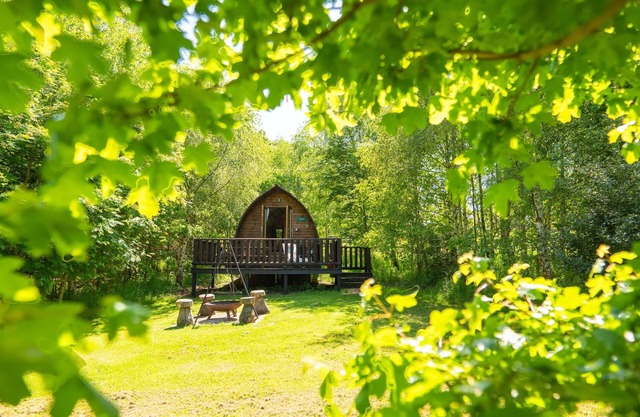 Cosy Woodland Cabin with Hot Tub