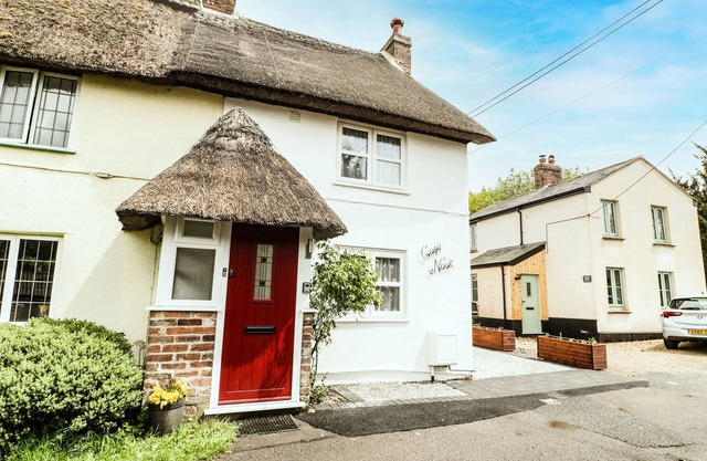 COSYNOOK COTTAGE, pet friendly, with a garden in Winterborne Kingston