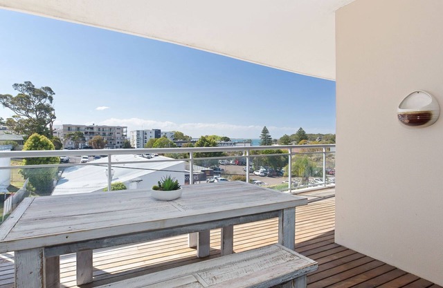 Cote D'Azure, 13 61 Donald Street - Lovely unit air con, Wi-Fi, secure parking, complex lift and pool