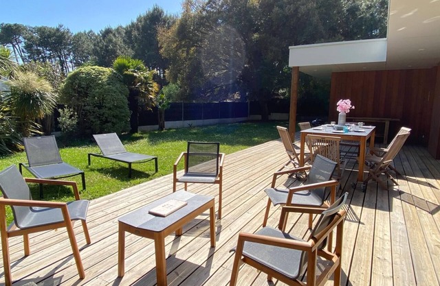 Côté Pins, spacious villa 10 minutes' walk from supervised beaches.