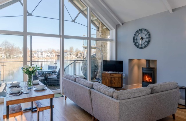 Cotswold lakeside lodge with free spa access, pool