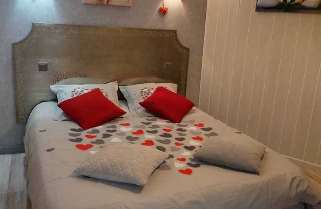 Cottage 2 to 4 people near beach spa. private courtyard and parking.