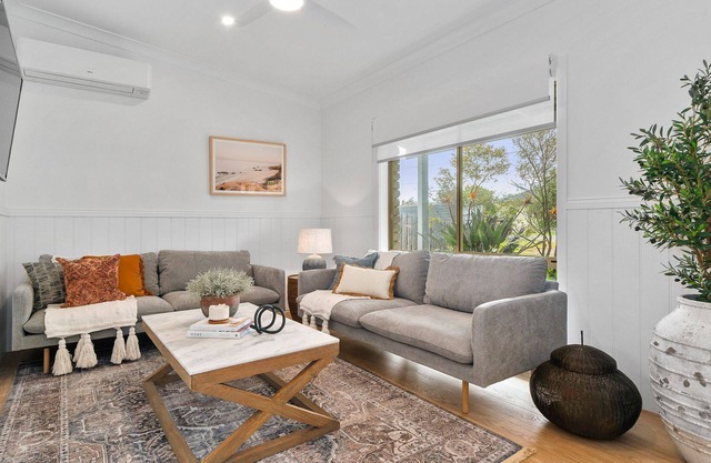 Cottage At The Sound - Beautifully Styled Beach House