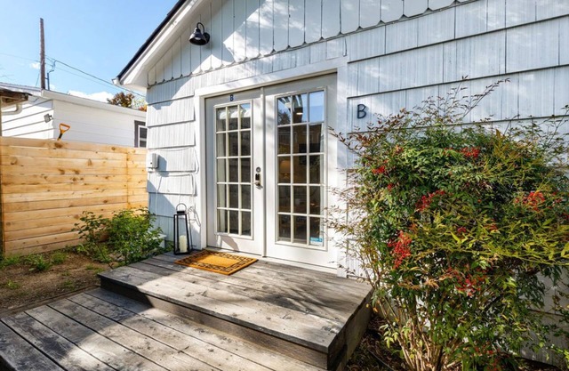 Cottage B with Private Patio