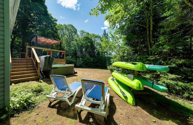 Cottage Binx Bracebridge | Large hot tube and outdoor movies on lake Muskoka