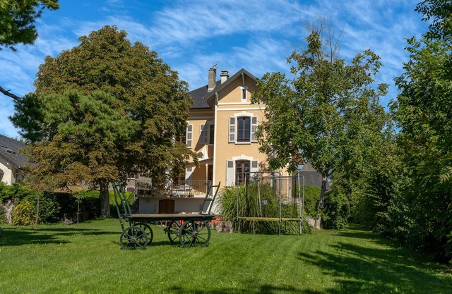 Cottage 'Gite De Myans 15 Personnes' with Mountain View, Private Terrace and Wi-Fi