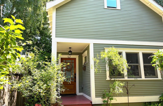 Cottage in Historic Irvington neighborhood near Convention Center and shops!
