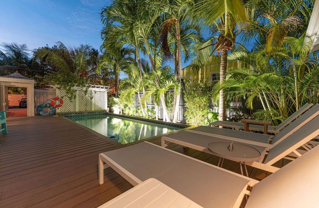 Cottage in Old Town Key West w/Pool, Parking and Privacy. One block from Duval!