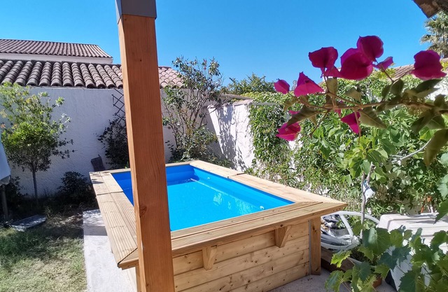 Cottage Les Mouettes, swimming pool, 10 min walk to the beach and center!