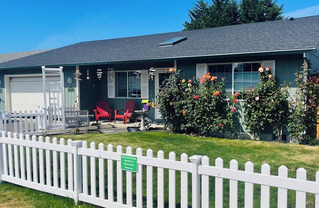 Cottage on Nehalem Bay, dogs welcome, fire pit, hot tub, 5 min- Manzanita beach