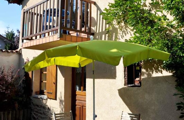 Cottage with fireplace, enclosed garden, pets allowed