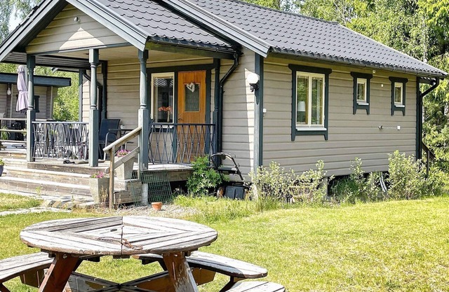 Cottage with Hot Tub in Rejmyre