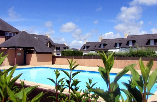 Cottage with pool and pets allowed near beach in Erdeven