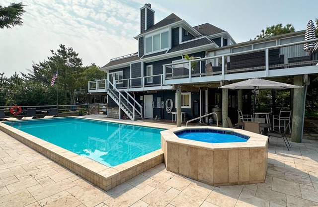 Cotton Patch Hills haven with pool/hot tub, pool table, beach access & fast WiFi