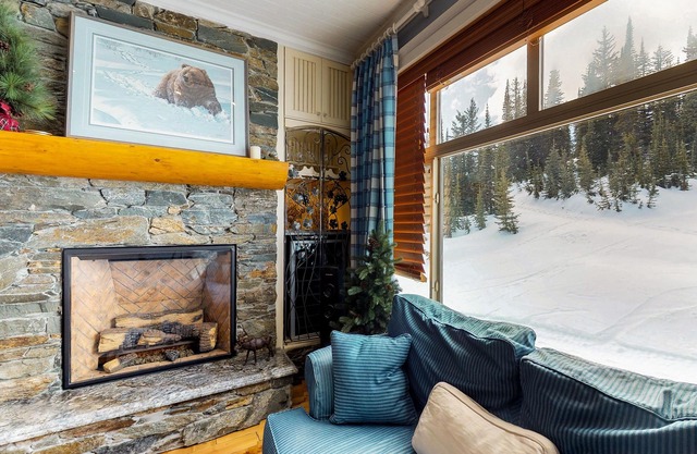 Country-chic ski-in/ski-out condo w/private hot tub & beautiful mountain views