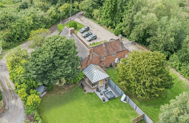 Country cottage with hot tub & garden