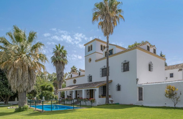 Country House 'Cortijo La Dehesa Del Pilar' with Mountain View, Private Pool and Wi-Fi