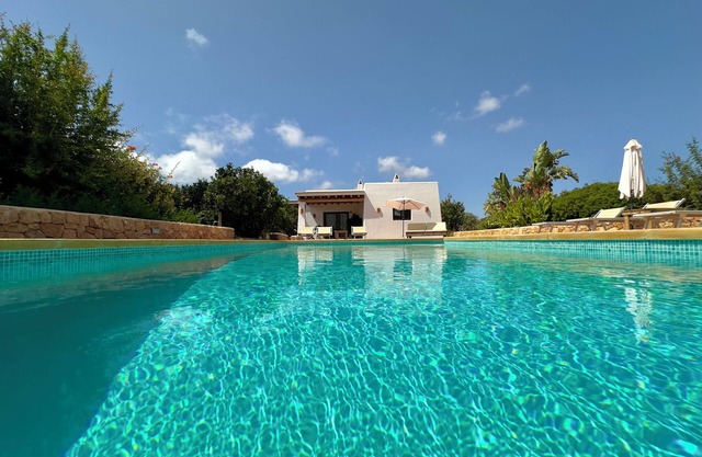 COUNTRY HOUSE, FOR 6 PEOPLE, WITH 4 BATHROOMS, PRIVATE POOL, FREE WIFI AND A/C