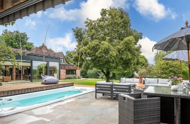 Country House, 4 Acres, Views & Swimming Pool I Pass The Keys