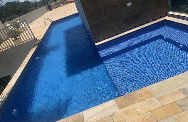Country house in condominium. Swimming pool/suite/access to dam.