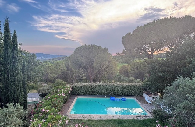 Country house with pool and view in Lourmarin