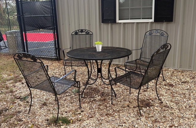 Country retreat within minutes to several towns with outdoor games ,petting farm