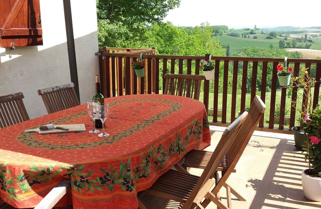 Country villa, beautiful view, children's play area, above ground pool, lac
