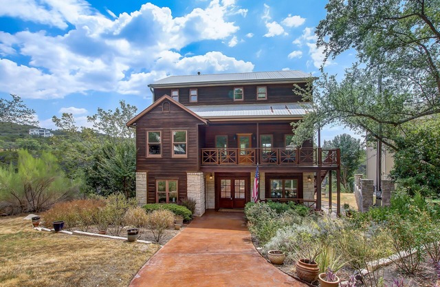 Countryside 3-story home with game room, WFH office & guest house with kitchen
