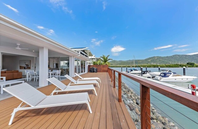 Cove 18 Luxury Whitsunday Waterfront Beach House