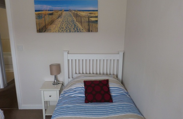 Cowry Cottage - Sea Views Only 5 Minutes Walk From Miles Of Golden Sand