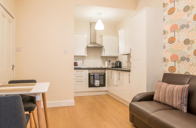 Cozy 1 bed Apartment in Edinburgh w/free parking!