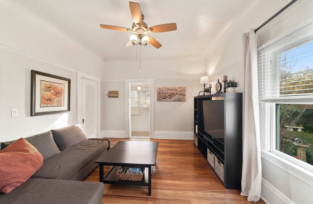 Cozy 1-bedroom apartment in Midtown Sacramento with WiFi, AC